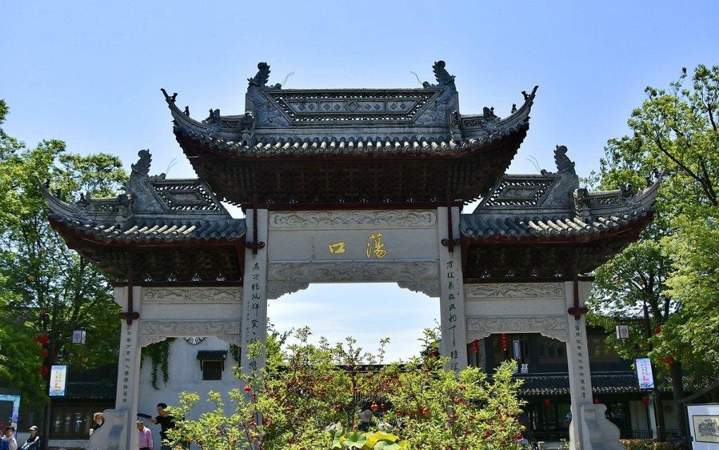 逃离荒废的戏院